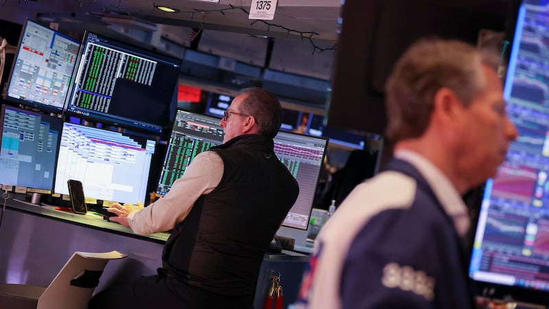 Wall Street cierra ‘serena’ ante indicios de posibles negociaciones de paz entre EU e Irán