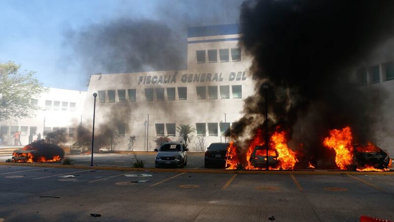 Normalistas de Ayotzinapa protestan por asesinato de Yanqui Kothan; hay 20 agentes heridos