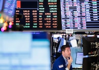 Wall Street ‘se tambalea’ por ataques de EU e israel a Irán: Dow Jones cae 1.06%