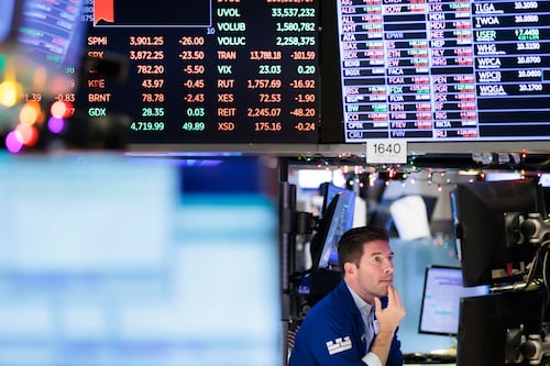 Wall Street ‘se tambalea’ por ataques de EU e israel a Irán: Dow Jones cae 1.06%