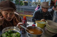 ¿Qué le pasa a tu cuerpo cuando te ‘empachas’ por comer mucho?