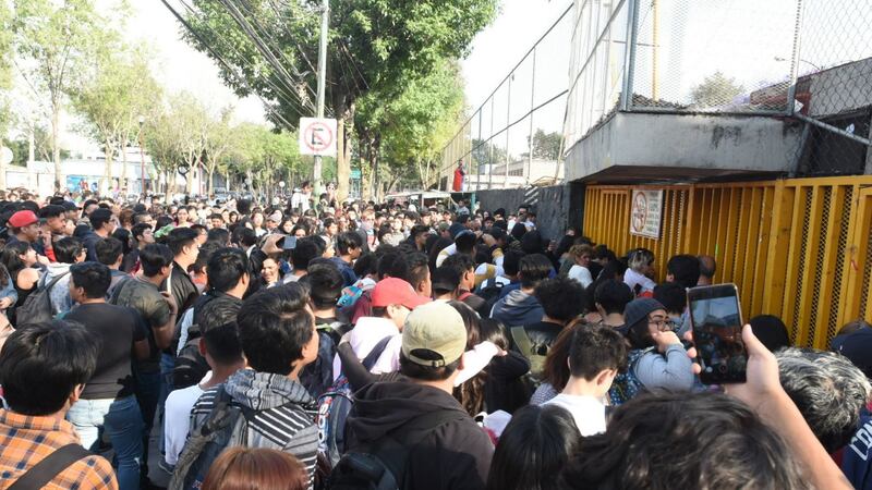 Desalojan la preparatoria 5 de la UNAM; alertan por amenaza de bomba