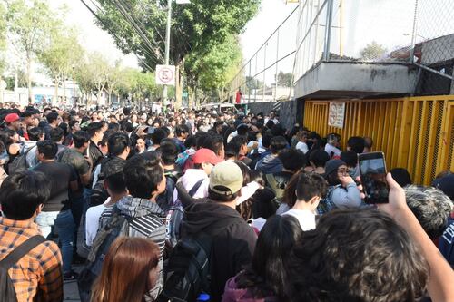 Desalojan la preparatoria 5 de la UNAM; alertan por amenaza de bomba