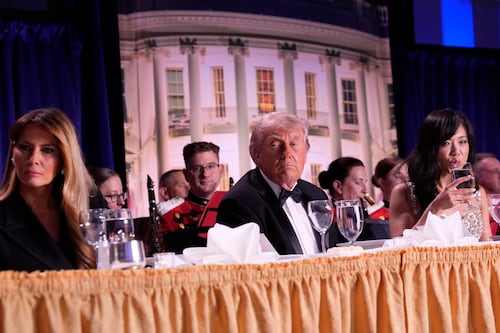 VIDEOS: Servicio Secreto evacua a Trump de cena de corresponsales de la Casa Blanca por disparos