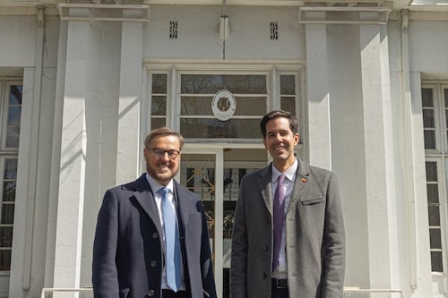 Venezuela retoma sus sedes diplomáticas en EU; ya se podrán renovar o tramitar pasaportes