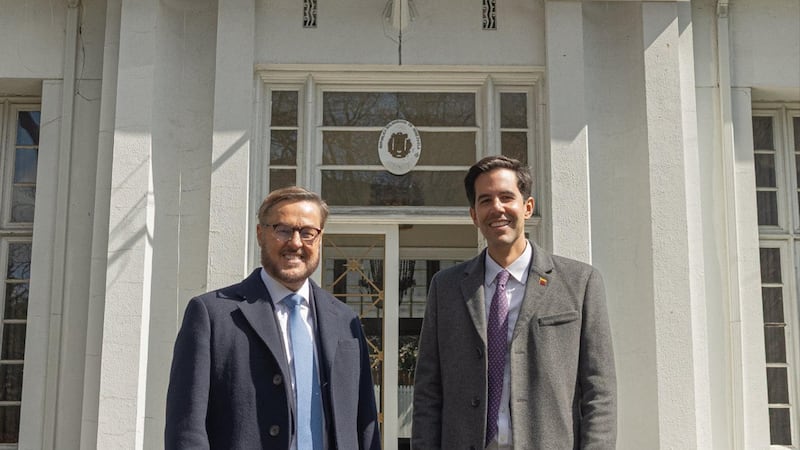 Venezuela retoma sus sedes diplomáticas en EU; ya se podrán renovar o tramitar pasaportes