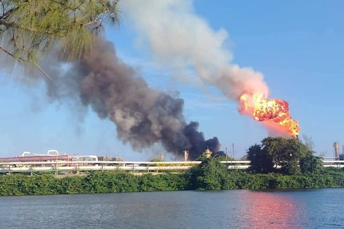 Se incendia Dos Bocas: Llamas provocan columna de humo en la Refinería Olmeca, ¿qué pasó?
