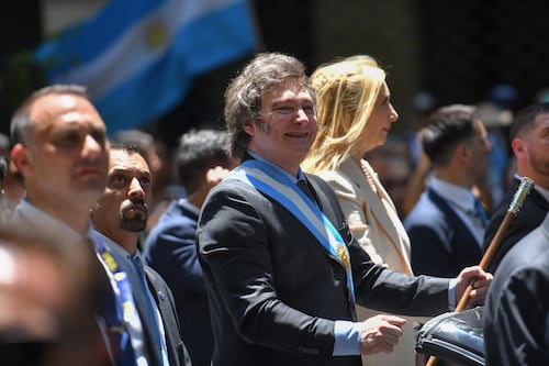 Javier Milei ‘saca la motosierra’: Argentina eliminará la mitad del Gobierno y reducirá subsidios