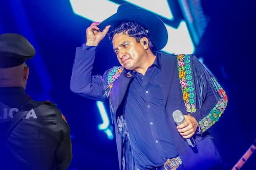 Julión Álvarez sorprende con ‘palomazo’ en posada de mandos de la SSP Jalisco; aclara que no cobró