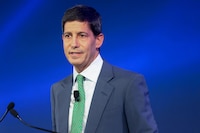 Se ‘calienta’ carrera por la Fed: Aspirante a suplir a Powell defiende independencia del banco