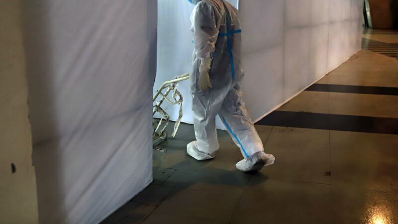 ‘Son escenas sacadas de una guerra’: hospitales en India luchan por mantener con vida a pacientes con COVID