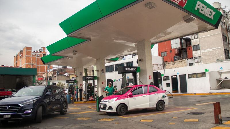 SAT va tras las gasolineras: Les pide evitar malas prácticas de facturación