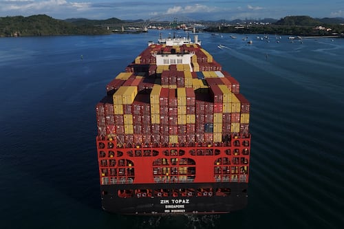 Empresas pagan hasta 4 mdd por cruzar el canal de Panamá ante bloqueo en estrecho de Ormuz