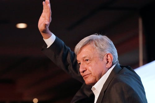 AMLO coincide con Mancera, su rival político, y prefiere irse 'para no verlo'