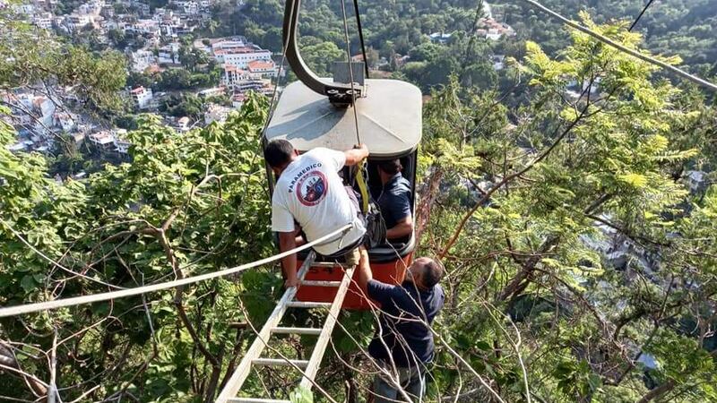 Rescatan a 9 personas atrapadas al romperse un cable de Teleférico en Taxco