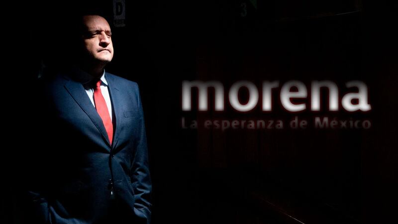 Morena camina sin ‘Andy’