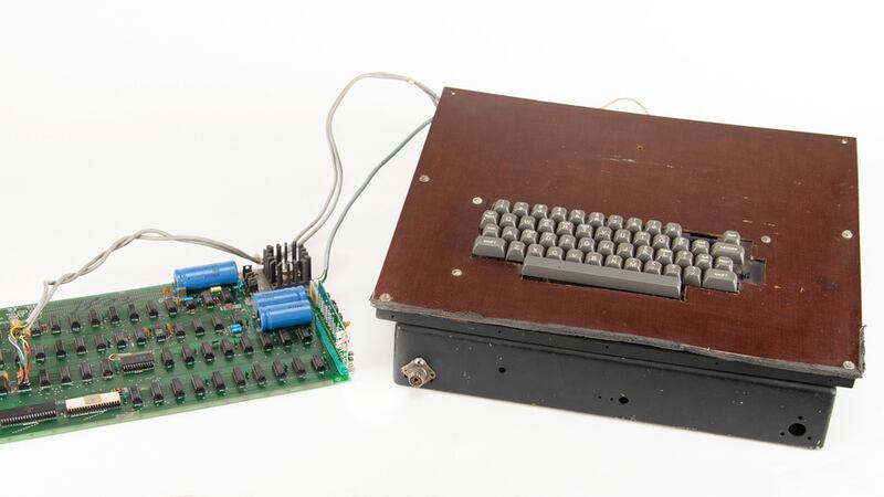 Subastan modelo de Apple-1, la ‘abuela’ de las computadoras Mac, creada en 1976
