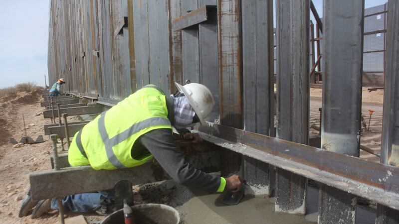 Blindan fronteras en Texas ante avance de caravana migrante por México