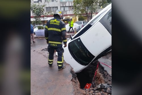 ‘Se lo tragó la tierra’: Vehículo cae en un socavón frente al IMSS en Tlatelolco