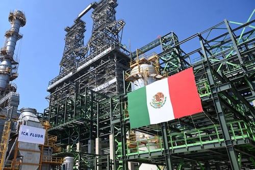 Vecinos denuncian derrame de hidrocarburo por presunta fuga en ducto de Pemex en Salina Cruz