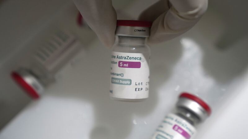 ¿Deberías ponerte la segunda dosis de AstraZeneca? La respuesta es sí y te explicamos por qué