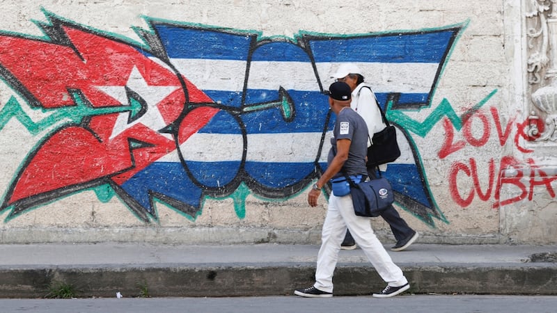 Crisis en Cuba empeora planes de migrantes: Aerolíneas cancelan vuelos y oficinas detienen papeleo