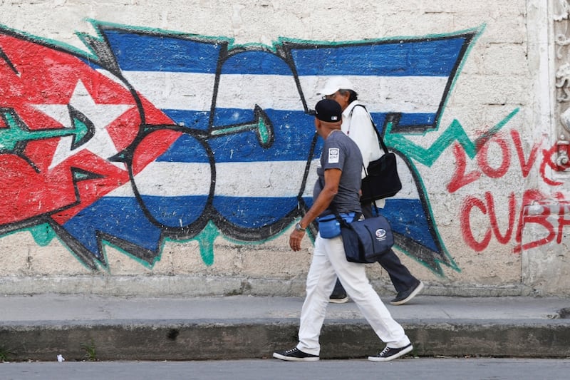 Crisis en Cuba empeora planes de migrantes: Aerolíneas cancelan vuelos y oficinas detienen papeleo