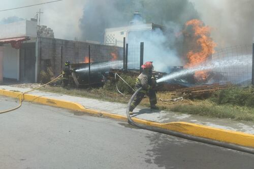 Explota taller clandestino de pirotecnia en Tultepec; provoca incendio en terrenos cercanos