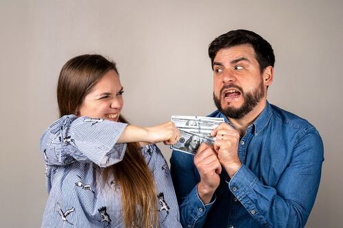 ¿Por qué las parejas pelean por dinero?