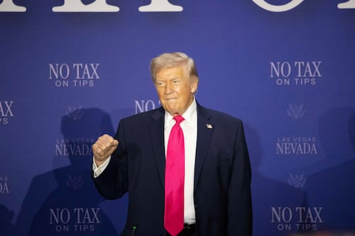 Elecciones ‘acechan’ a Trump: Intenta convencer a votantes que la economía va bien pese a guerra con Irán