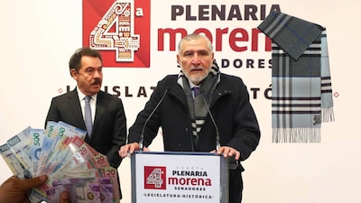 Adán Augusto utilizó una bufanda Burberry durante su discurso de renuncia a la coordinación del Senado de la bancada de Morena. (Foto: Cuartoscuro/Burberry)