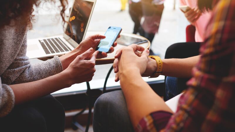 Bancos presentan fallas en apps por caída de proveedor de servicios en la nube