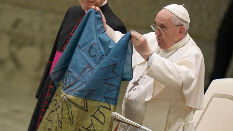 Papa Francisco condena masacre en Bucha y besa bandera de Ucrania