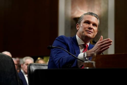 Pete Hegseth visita Guantánamo y advierte a Cuba que no adquiera armas: ‘Sería imprudente’