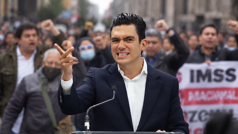 ‘¡Ratero, no te quieras colgar!’: Trabajadores del IMSS corren de protesta a Jorge Romero del PAN