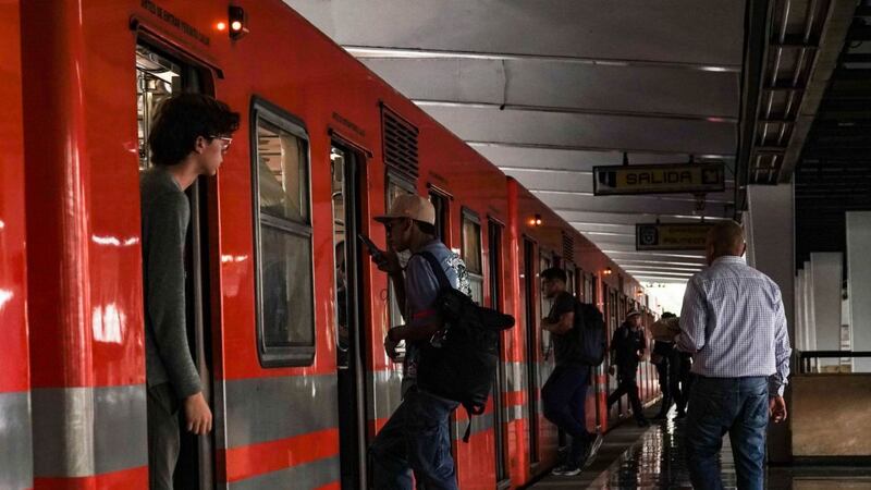 Que no te sorprendan ‘echando pasión’ en Metro CDMX: ¿Qué es una falta administrativa y cuáles son las multas?