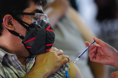 Refuerzo de vacuna COVID: Adultos de 50 a 59 serán los siguientes en la ‘lista’