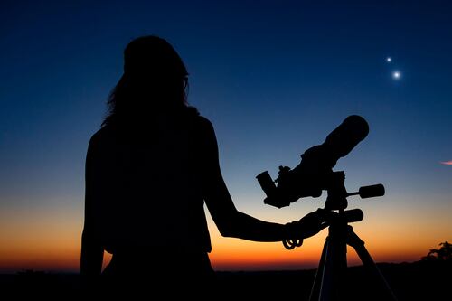 ¡Espectáculo celeste! Así puedes ver la próxima conjunción de la Luna, Venus y Marte