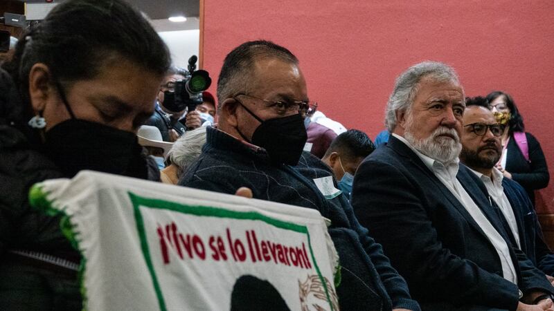 Caso Ayotzinapa: abogados de militares detenidos piden renuncia de Encinas