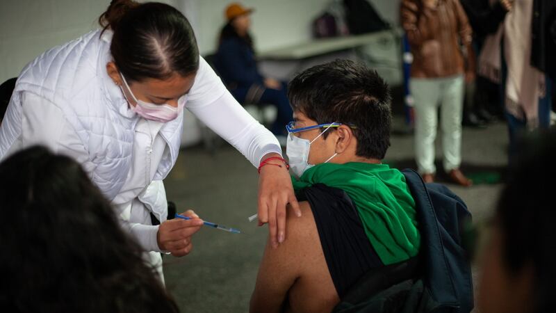 Campaña de vacunación 2025: ¿Quiénes son las personas que deben recibir ‘piquetito’ contra el Covid-19?