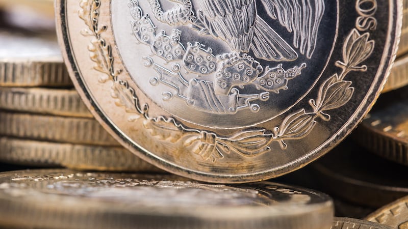 Peso cierra a la baja; sigue ‘asustado’ por guerra entre Rusia y Ucrania