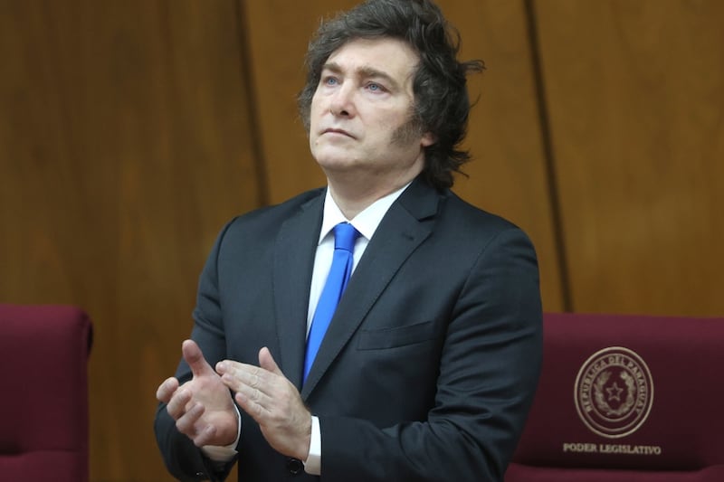 Popularidad de Javier Milei toca su punto más bajo; argentinos ‘miran’ al peronismo