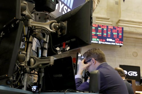 Wall Street cierra con números rojos y Dow Jones pierde 3.01% semanal; BMV cae 5.73%