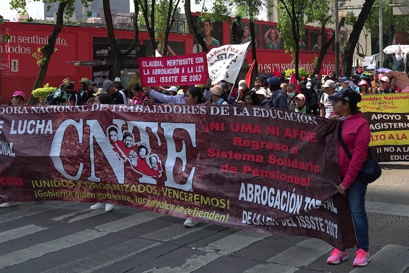 Policías y maestros de la CNTE se enfrentan previo a llegar al Zócalo de CDMX: ¿Qué calles cerraron HOY?