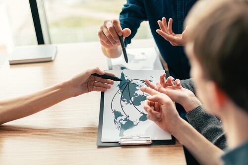 Las 6 características que definen a los millennials y centennials, según experta