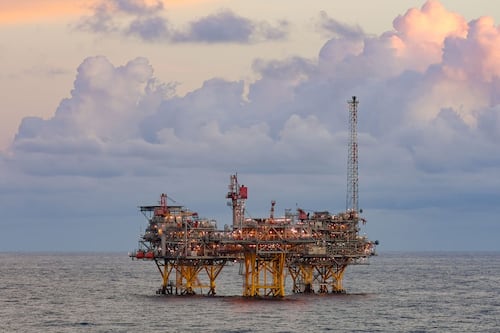 Petróleo de Texas cae a 105 dólares el barril tras tocar las 126 unidades por guerra en Irán