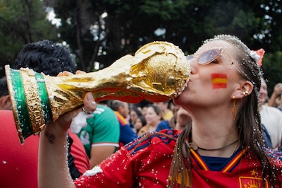 Españoles festejan el título de campeón del mundo de su selección. (Foto: EFE)