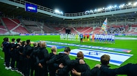 Futbolistas de Irlanda se niegan a darle la mano a israelíes y usan brazaletes negros en el juego