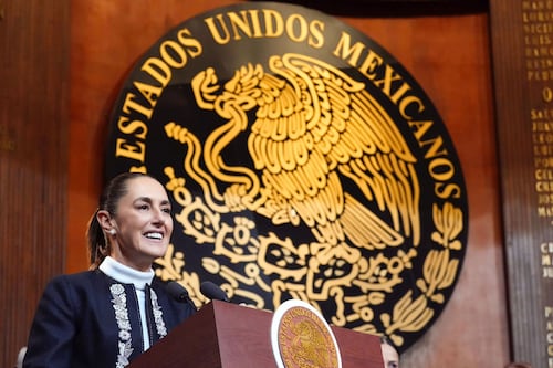 ‘México no se arrodilla’: Sheinbaum responde a presiones de EU en ceremonia de la Constitución
