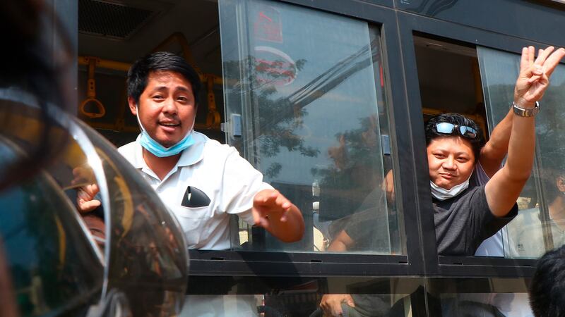 Liberan a cientos de detenidos por protestas en Myanmar, entre ellos un periodista de AP